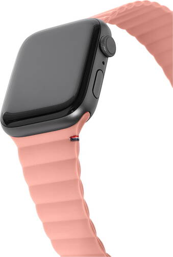 Decoded-Silikonarmband-Magnetic-Traction-fuer-Apple-Watch-42-44-45-49-mm-Peach-03.jpg