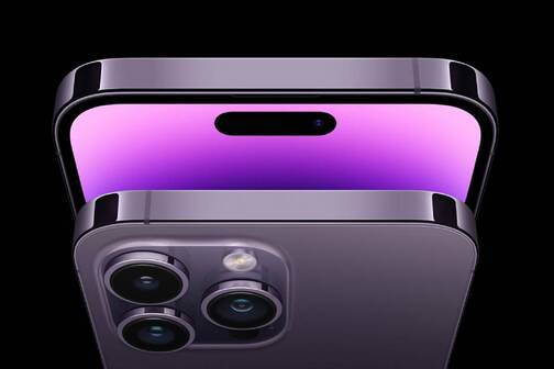 iPhone 14 Pro auf schwarzem Hintergrund mit violettem Display. Beim iPhone 14 Pro sieht man oben die Dynamic Island.