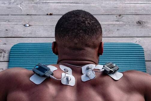 Bluetens Duo Sport kann Nackenverspannungen mit Elektrostimulation lindern.