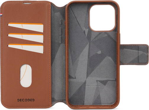 Decoded-Leder-Wallet-2-in-1-mit-MagSafe-iPhone-15-Pro-Max-Braun-02.jpg