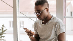 iPhone sind unsere ständigen Begleiter ein Mann schaut in sein iPhone