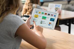 Mädchen tippt Apps an auf dem iPad in der Schule