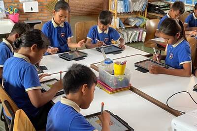 Schülerinnen und Schüler beim Zeichnen – Hilfswerk Smiling Gecko