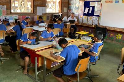 Beim Zeichnen auf dem iPad sind alle konzentriert im Klassenzimmer