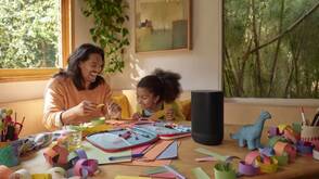Sonos Lautsprecher Move 2 auf dem Tisch Tragbarer Lautsprecher Sonos Move 2 bringt Unterhaltung