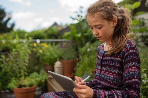 Mädchen draussen mit iPad