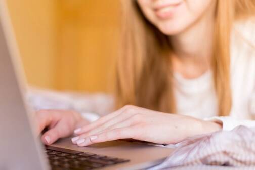 Frau bewegt Cursor auf MacBook