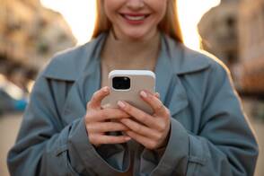 Junge Frau richtet ihr neues iPhone ein 