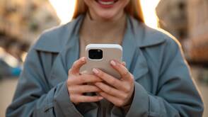 Daten auf neues iPhone übertragen Junge Frau richtet ihr neues iPhone ein