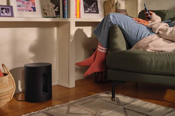 Sonos SUB Mini steht in Zimmer auf dem Boden