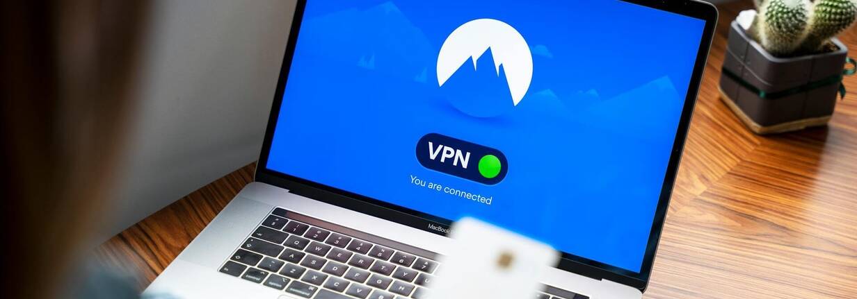 MacBook mit geöffneter VPN-App