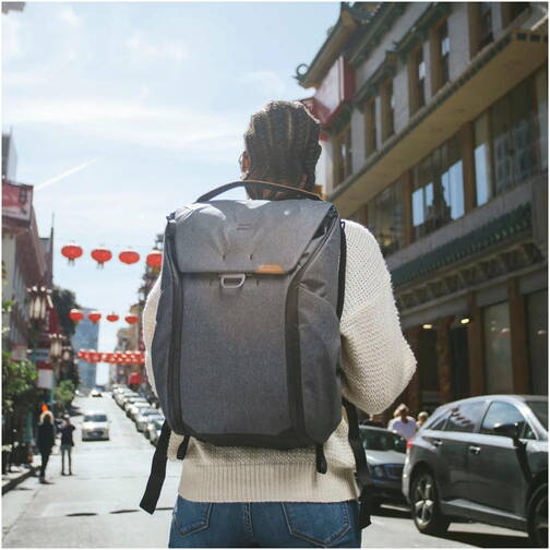 Peak-Design-Everyday-Backpack-30L-v2-Kohlegrau-06.jpg