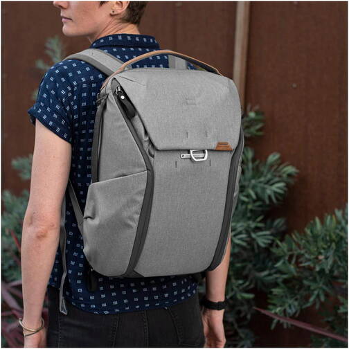 Peak-Design-Everyday-Backpack-20L-v2-Hellgrau-07.jpg