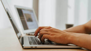 Zwei MacBook nebeneinander mit Händen (Foto: Olia Danilevich / pexels) Zwei Männerhände auf Tastatur von MacBook