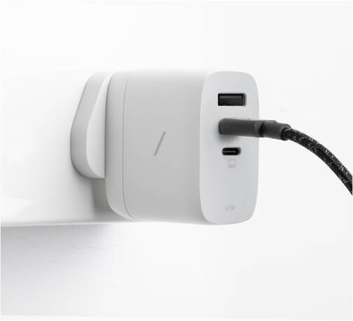 Native-Union-International-GaN-67-W-USB-A-USB-C-Power-Adapter-Weiss-03.jpg