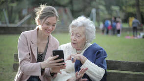 Junge Frau zeigt Seniorin iPhone (Foto: Olly / pexels) iPhone verbindet Generationen