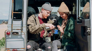 Reisende trinken Kaffee in Geländewagen (Foto: Cottonbro / pexels) Ein Paar beim Kaffe im Van