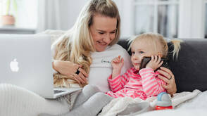 Medienkompetenz früh lernen (Foto: Karolina Grabowska / pexels) Mutter schult Kind mit iPhone