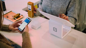 mit dem iPhone an der Kasse bezahlen (Foto: Christiann Koepke / unsplash) Über iPhone mit Apple Pay bezahlen