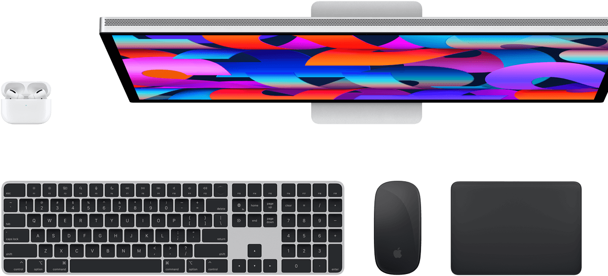 Blick von oben auf Air Pods, ein Studio Display, ein Magic Keyboard, eine Magic Mouse und ein Magic Track Pad.