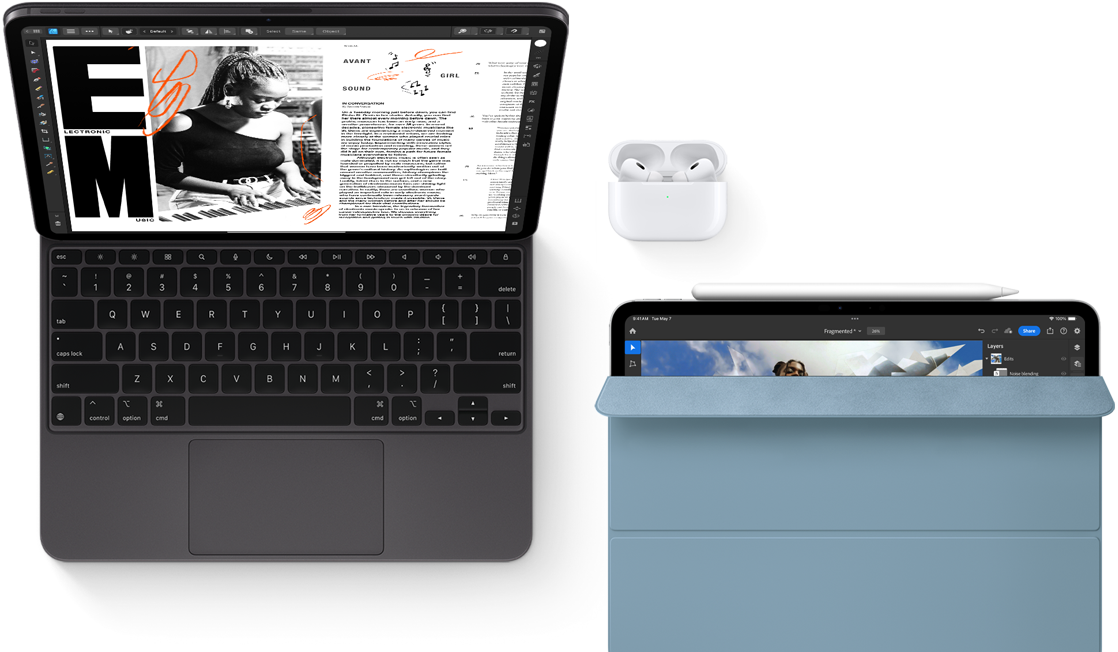 Ein iPad Pro mit Magic Keyboard, AirPods Pro. Ein weiteres iPad mit Apple Pencil und Smart Folio