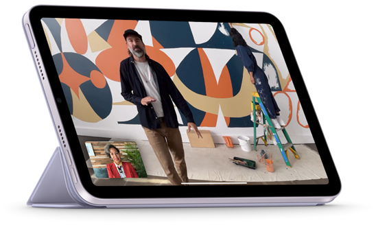 Fixé à un Smart Folio, un iPad mini en mode paysage est en position de visionnage. L’écran affiche un appel FaceTime avec Cadre centré